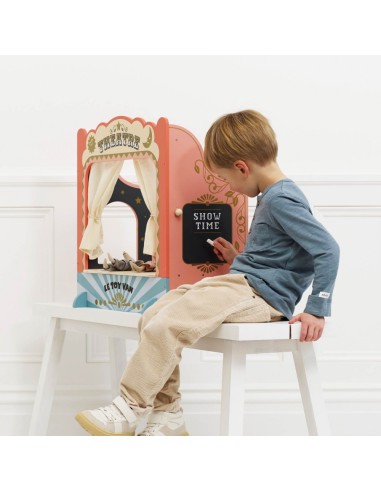 LE PETIT THÉÂTRE DE MARIONNETTES À POSER