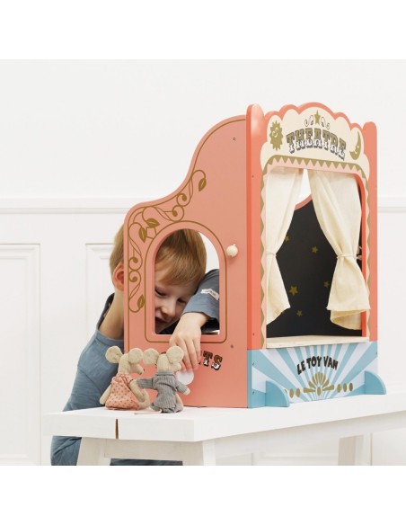 LE PETIT THÉÂTRE DE MARIONNETTES À POSER