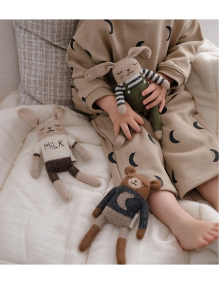 Doudou lapin salopette olive | Main Sauvage x Organic Zoo