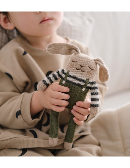 Doudou lapin salopette olive | Main Sauvage x Organic Zoo